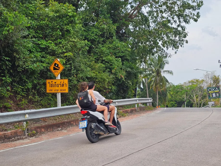 Koh Phangan çevresinde scooter ile seyahat