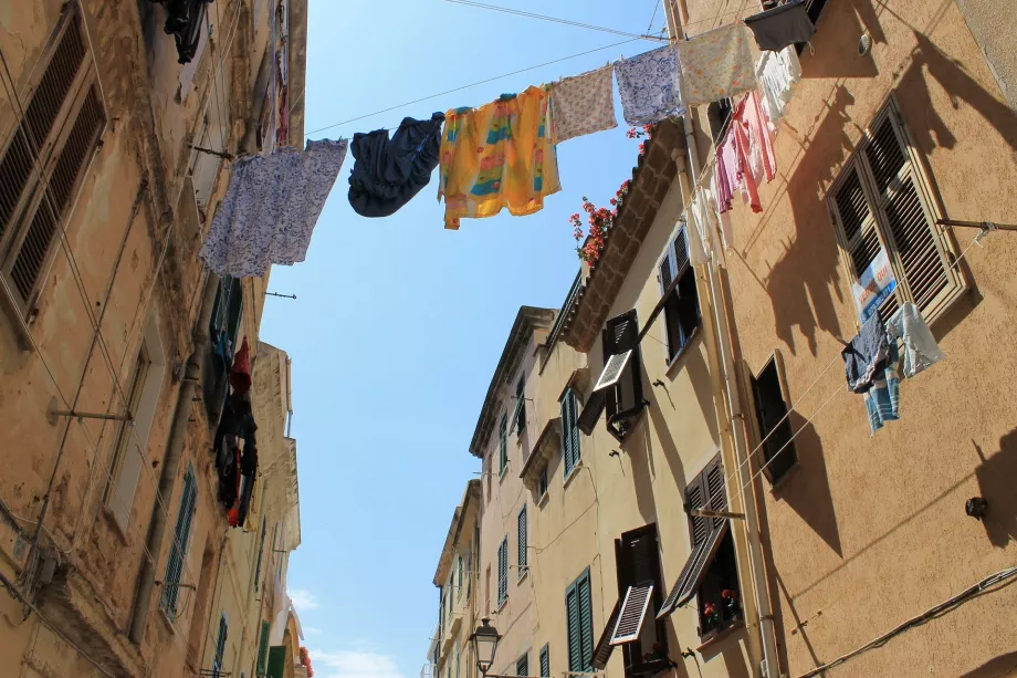 Alghero'nun dar sokakları