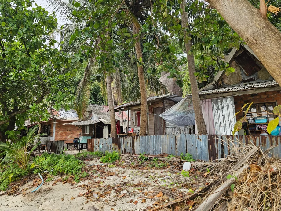 Rin Nai Plajı, sahil kenarında bir gecekondu mahallesi