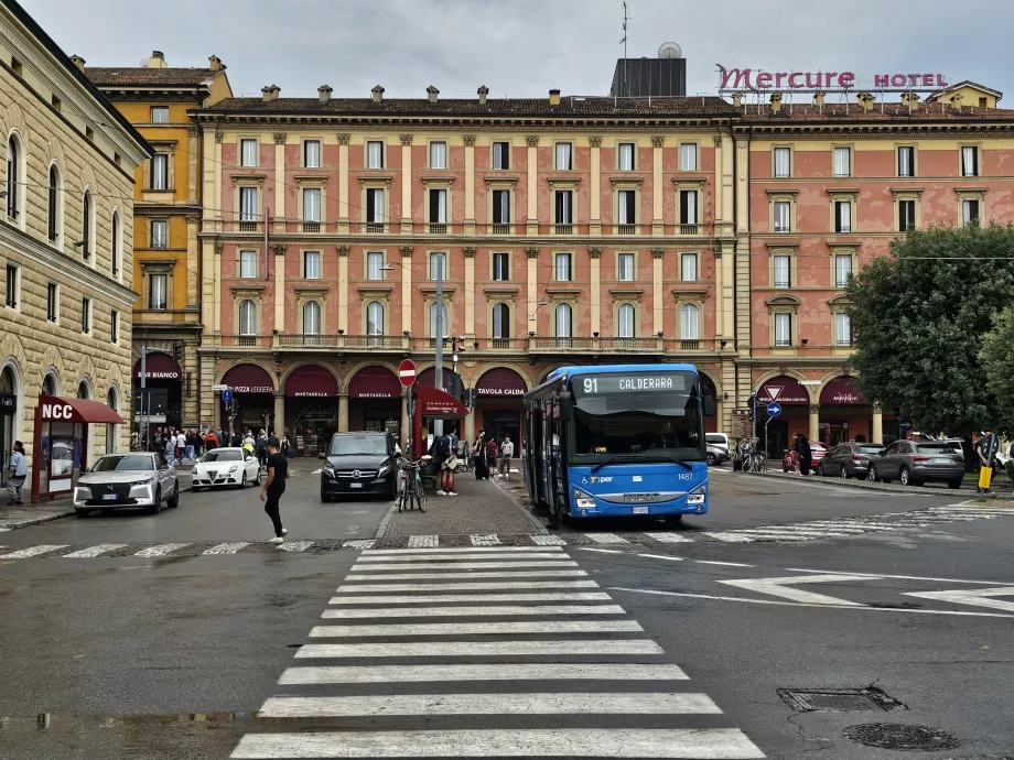 Bologna Centrale'nin önündeki 81, 91, 35 ve 39 numaralı hatların otobüs durağı