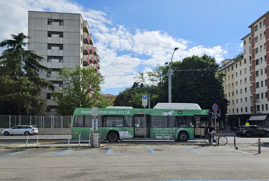 944 numaralı otobüs durağı, Ospedale Maggiore
