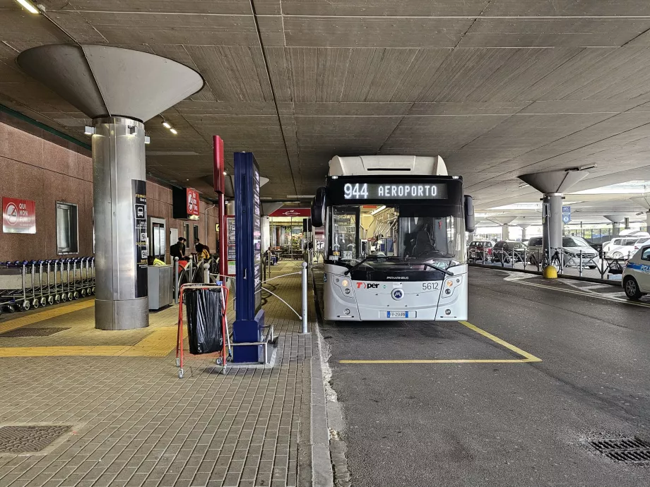 Havaalanındaki 944 numaralı otobüs durağı