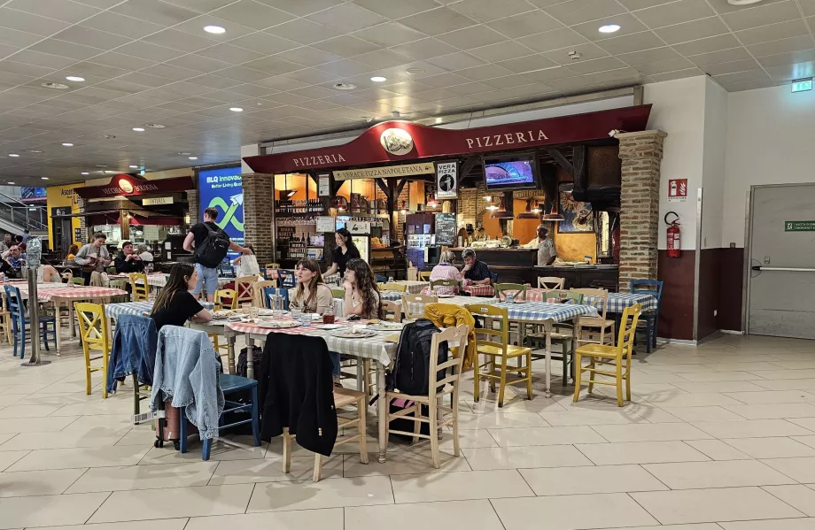 Kamusal alanda bulunan pizzacı
