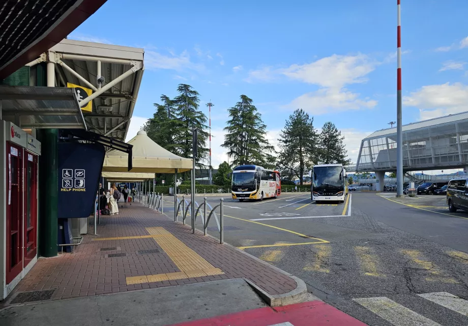 Uzun mesafe otobüs durağı, gece otobüs seferleri ve 54 numaralı otobüs güzergâhı