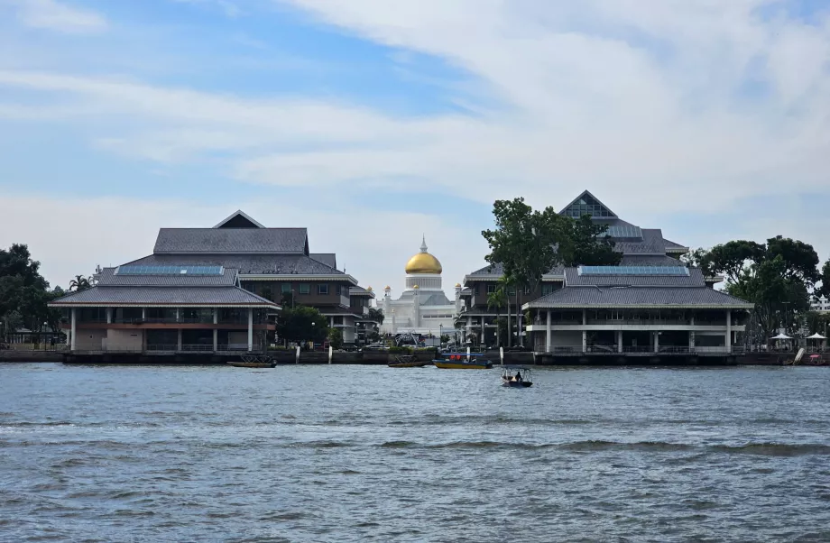 Kampong Ayer'den Omar Ali Saifuddien Camii'nin görünümü
