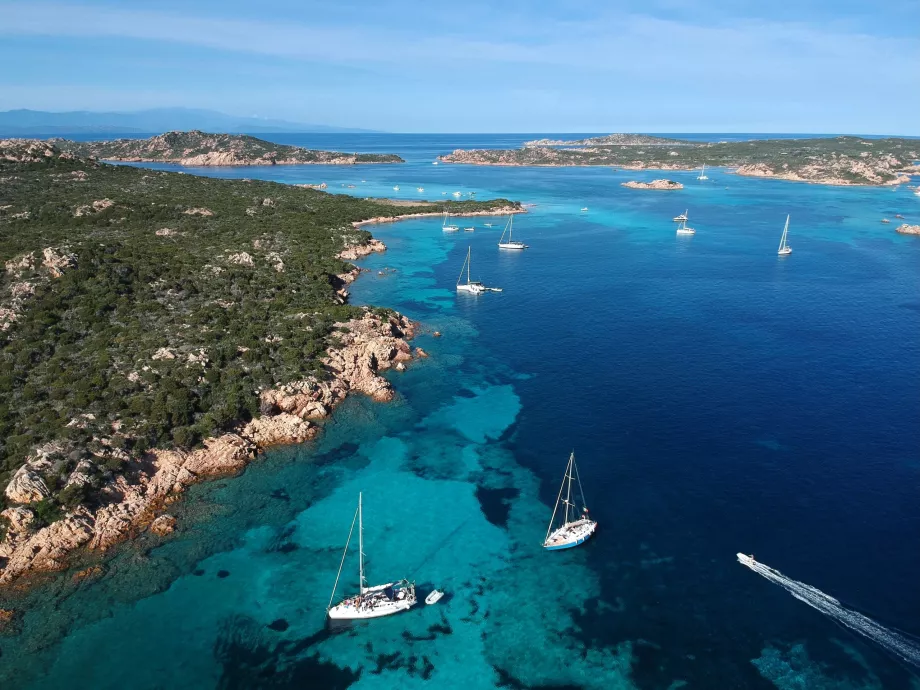 La Maddalena'ya giden tekneler