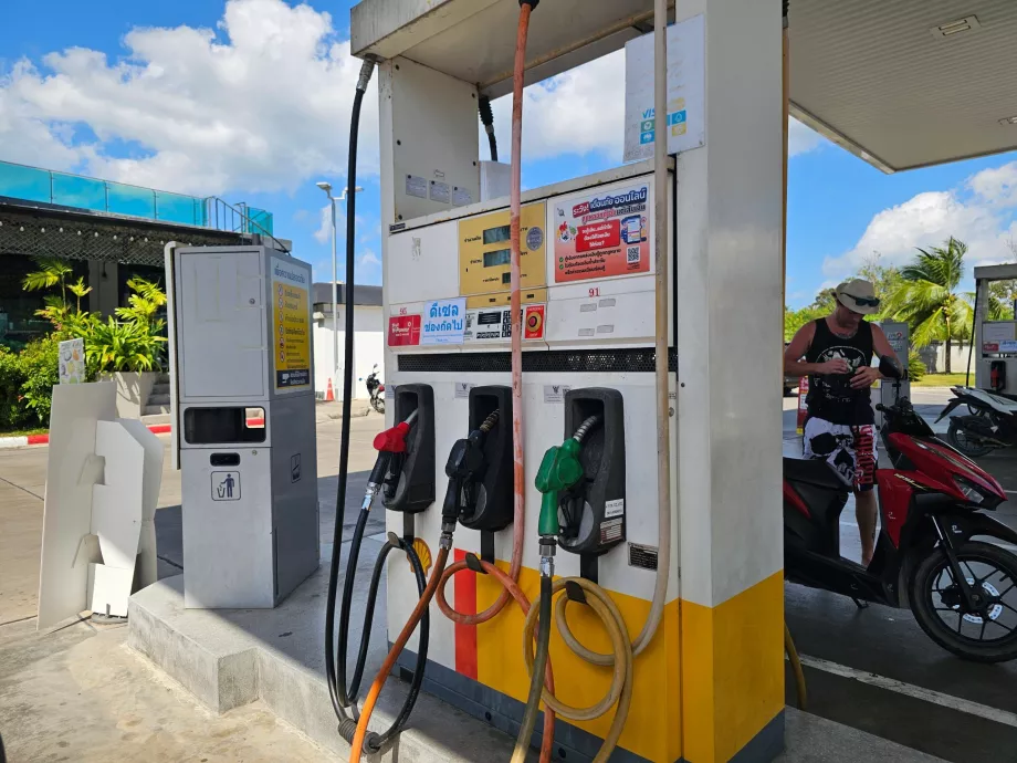 Modern benzin pompası