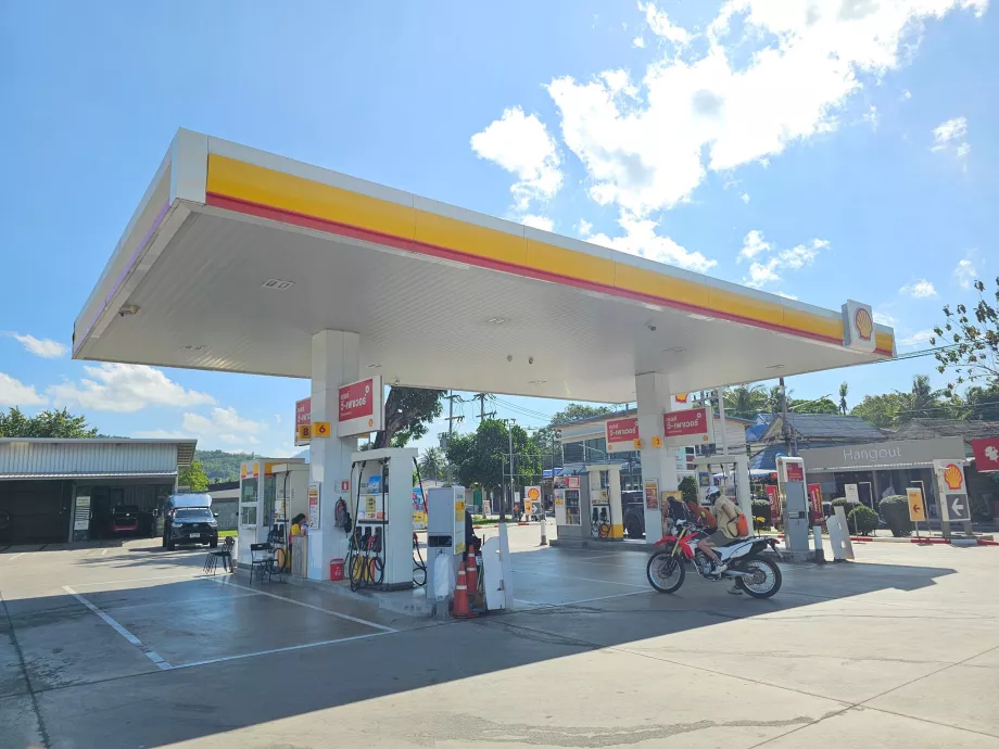 Modern benzin pompası