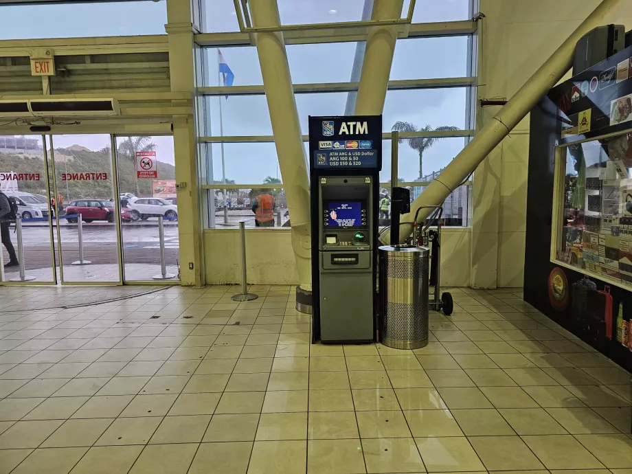 Havalimanının ortak kullanım alanında ATM