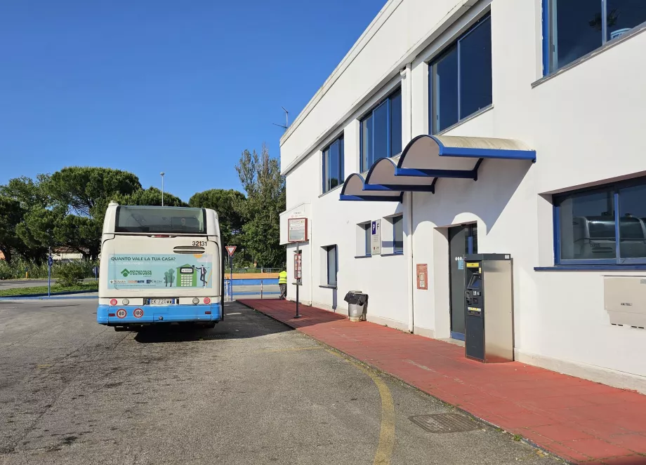 Bilet makinesinin bulunduğu otobüs durağı