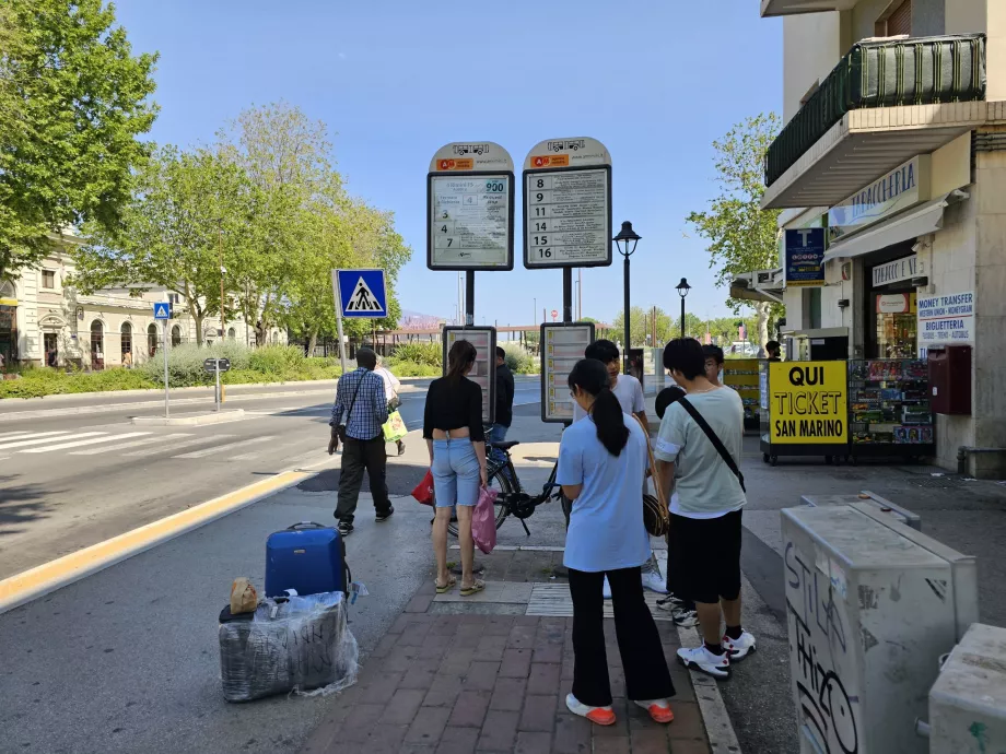 Ana tren istasyonunun yakınındaki havaalanı otobüs durağı