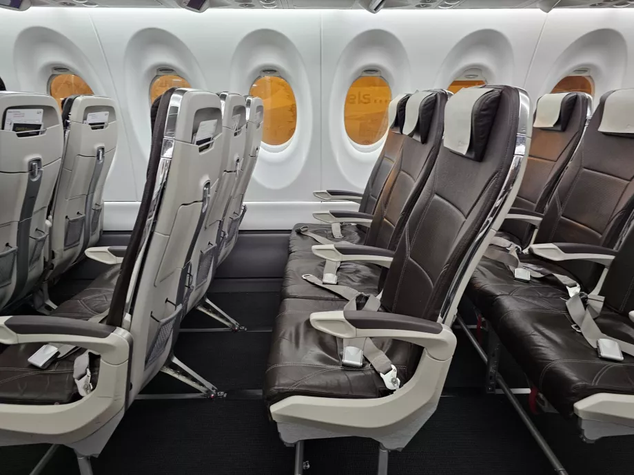 Ekonomi sınıfında koltuk aralıkları, Airbus A220