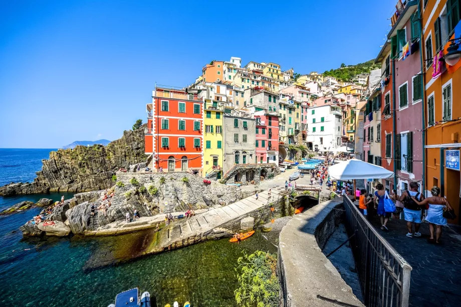 Limandan görülen Riomaggiore
