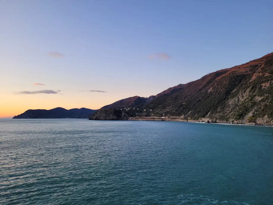 Corniglia'ya doğru uzanan sahil manzarası