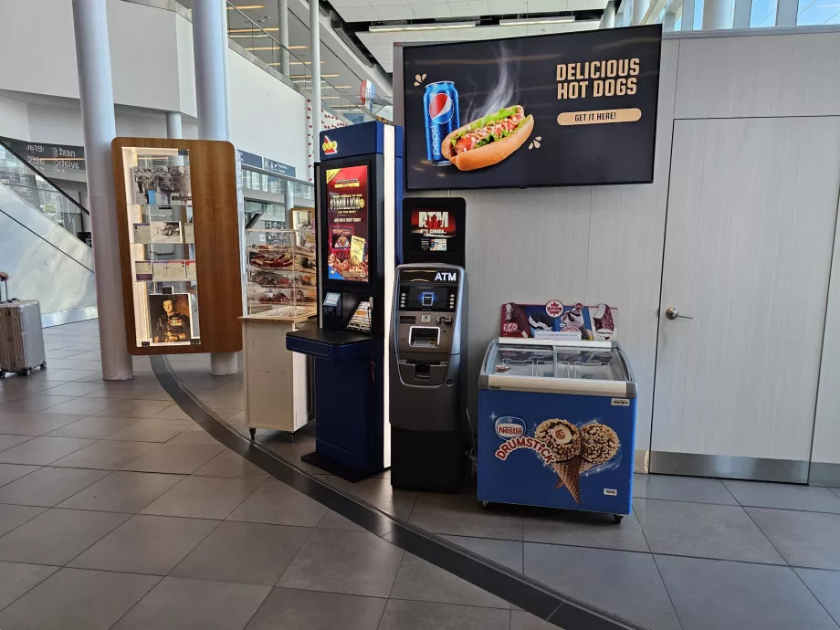 Gelen yolcu salonundaki ATM