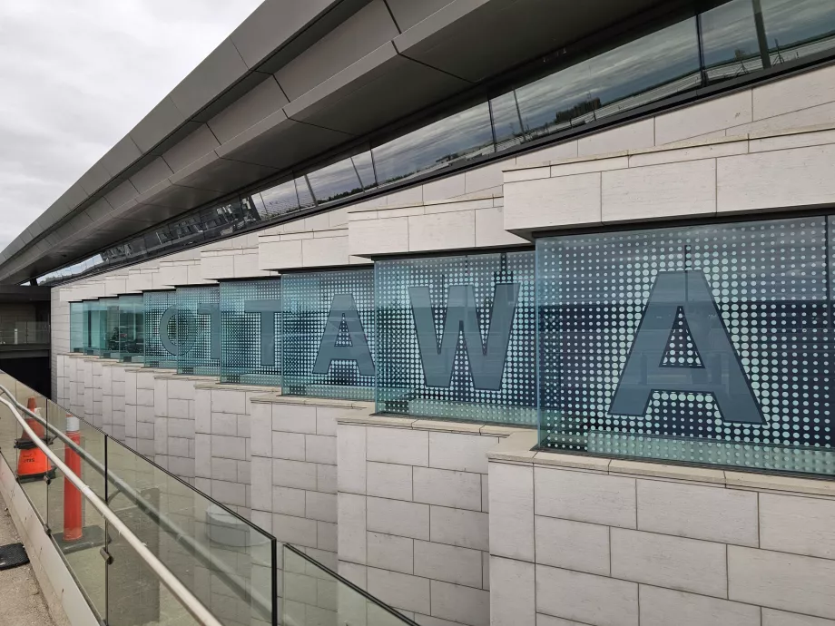 Ottawa Havalimanı'na varış