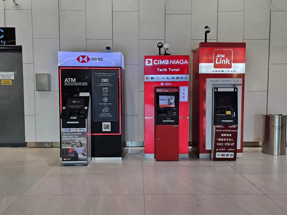 Göçmenlik kontrolünden önce ATM'ler