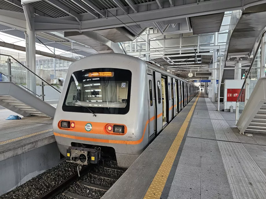 Metro, Atina Havalimanı