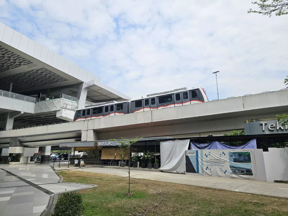 Terminaller arasında ve tren istasyonuna giden tren
