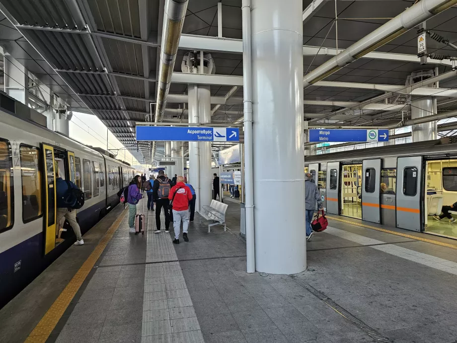Platformdaki hat ayrımı: sol banliyö treni, sağ metro