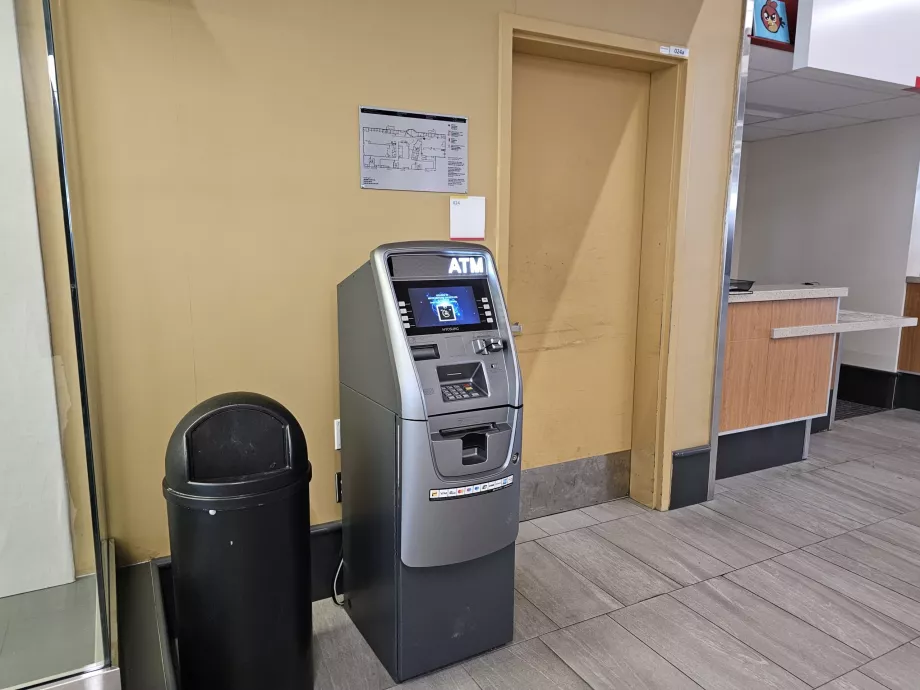 Gelen yolcu salonundaki ATM