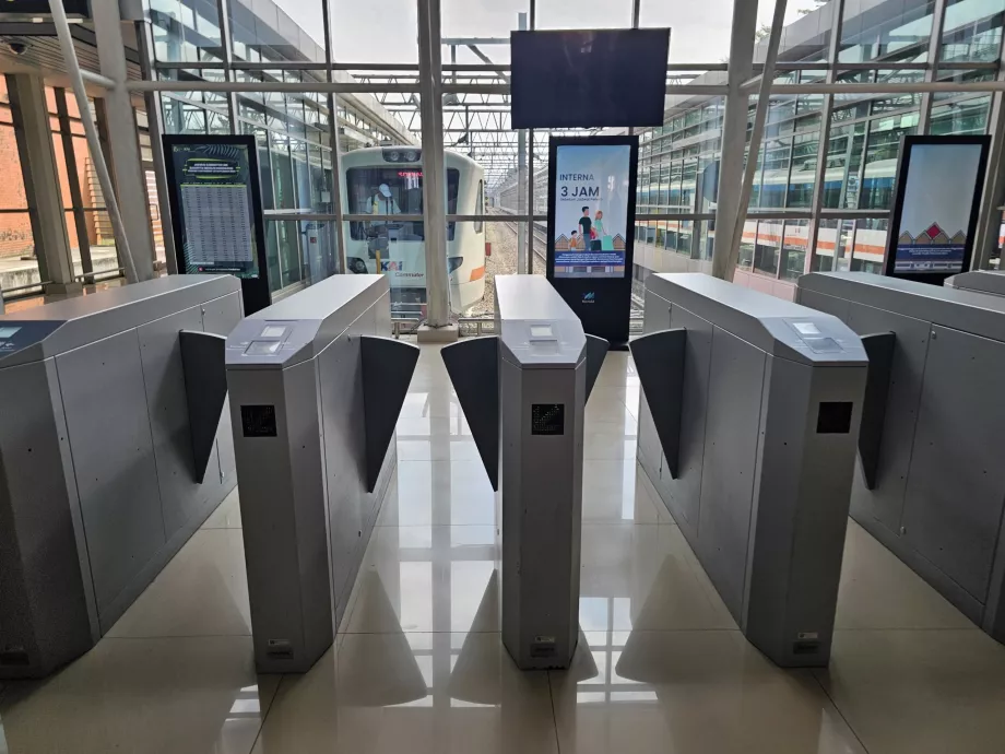 Platform girişindeki turnikeler