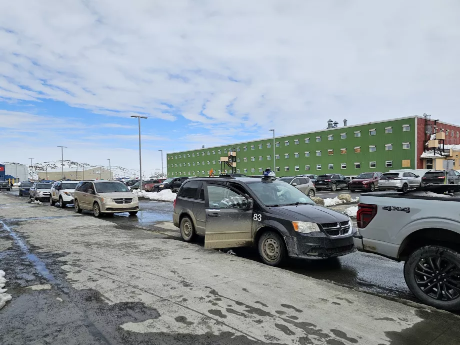 Varış salonunun önünde taksi