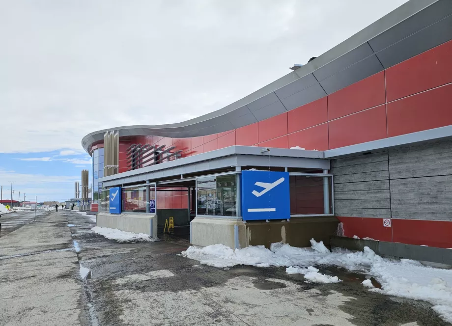 Iqaluit havaalanı ile varış