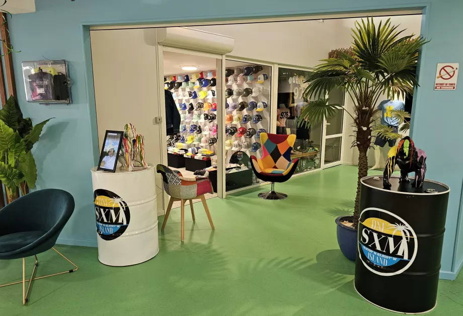 Ortak alanda hediyelik eşya dükkanı