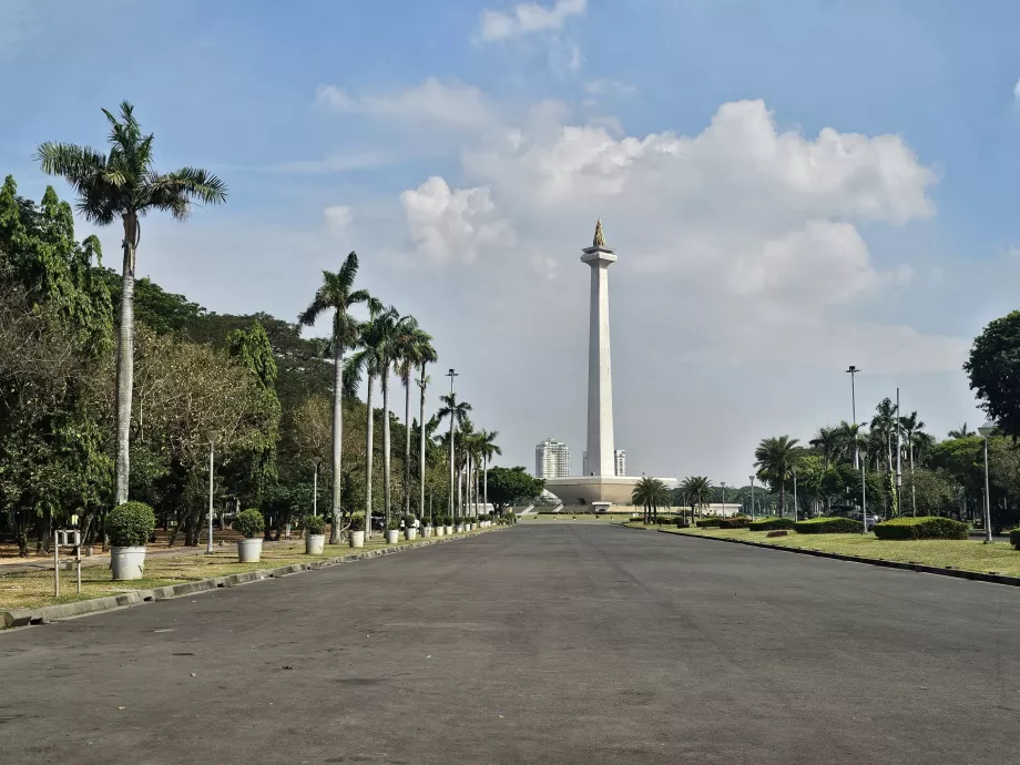 Monas Anıtı çevresindeki park