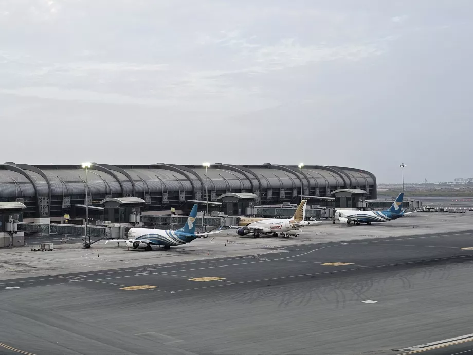 Uçağın kalkış salonunun önünden görünümü