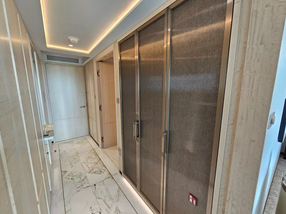 Odada koridor ve gardıroplar