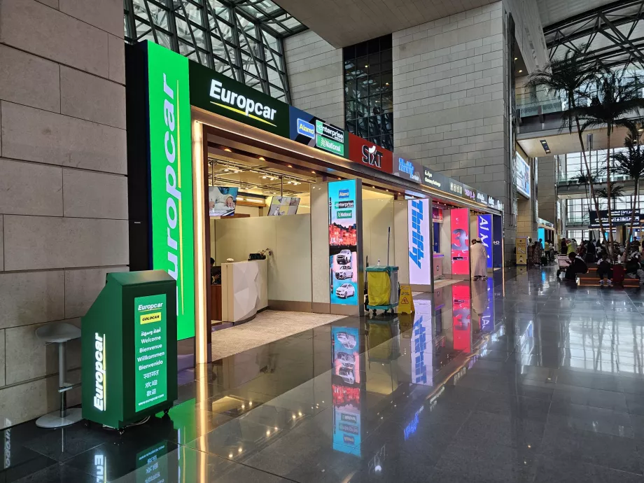 Gelen yolcu salonunda araç kiralama kontuarları