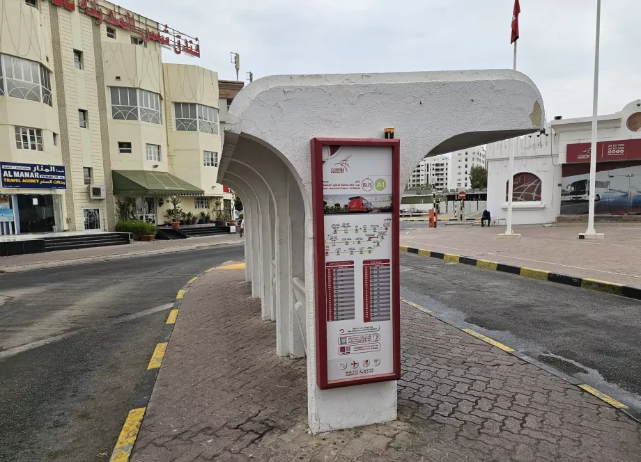 Ruwi otobüs istasyonunda havaalanı yönlendirme durağı