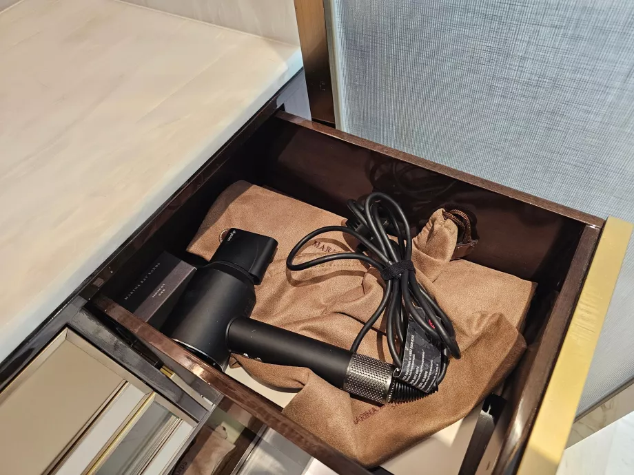 Saç kurutma makinesi