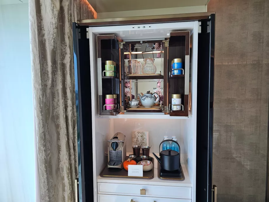 Minibar ve kahve makinesi