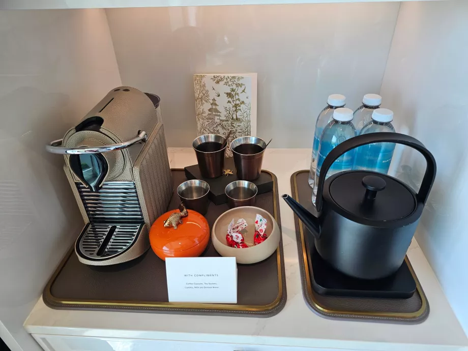 Kahve makinesi ve su ısıtıcısı