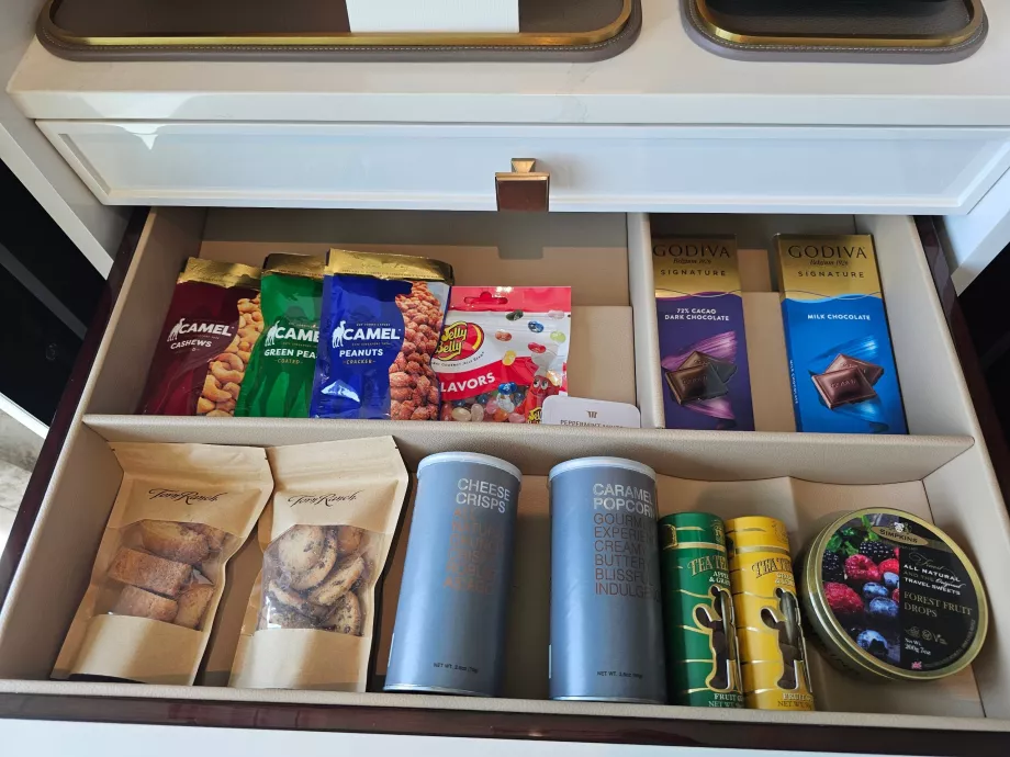 Bisküviler, çikolatalar ve kuruyemişler