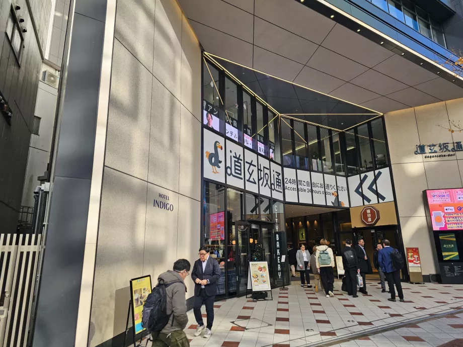 Ana caddeden alışveriş merkezine doğru yan giriş