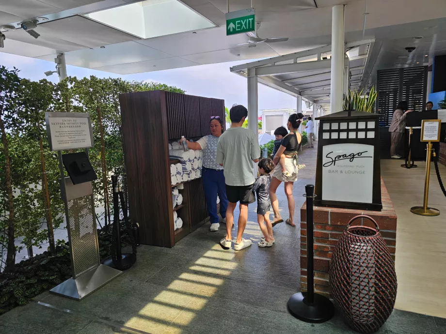 Çatı katındaki havuza giriş