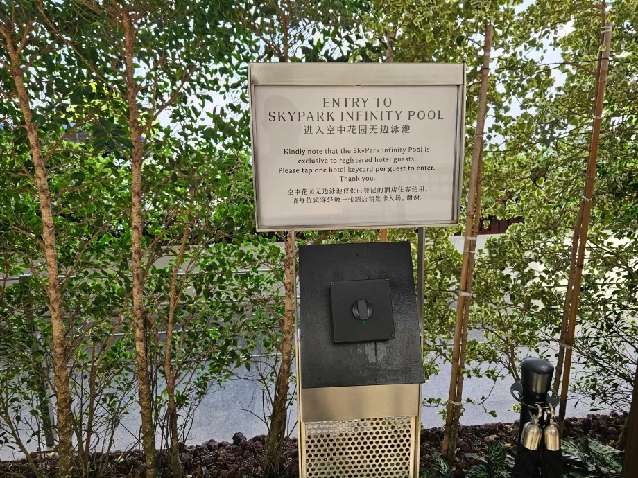 Havuz girişinde oda kartı okuyucu