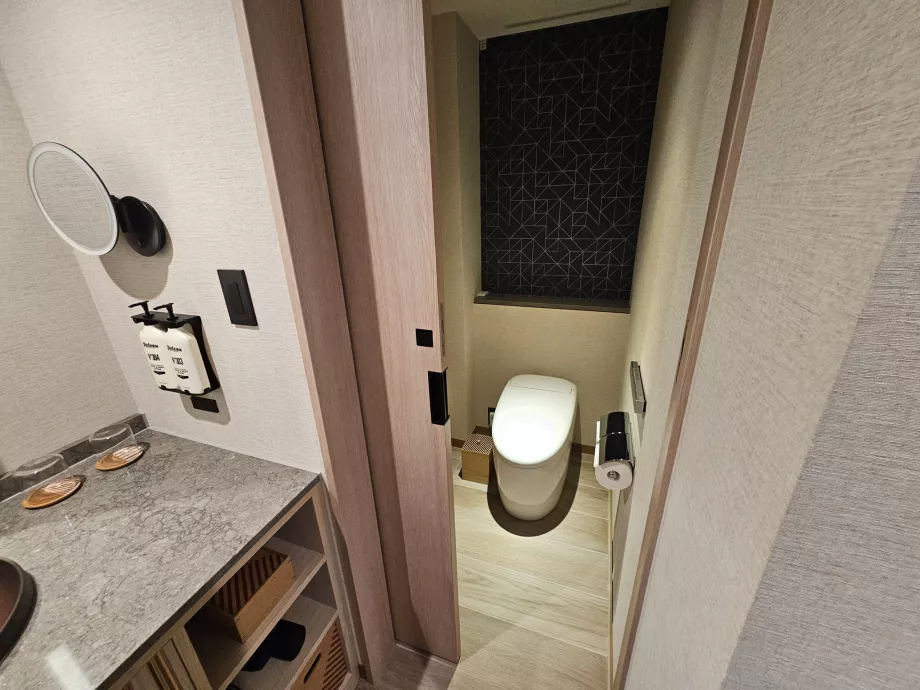 Tuvaletin banyonun geri kalanından bir kapı ile ayrılması