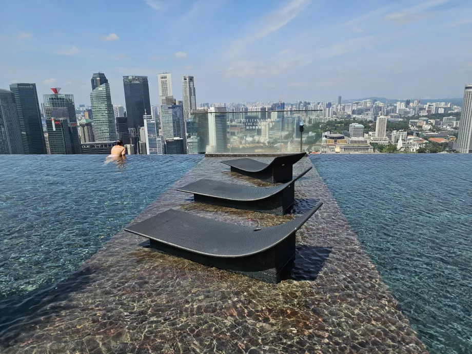 Çatı havuzu ve şezlonglar