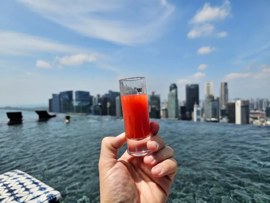 Havuz kenarında ücretsiz içecek