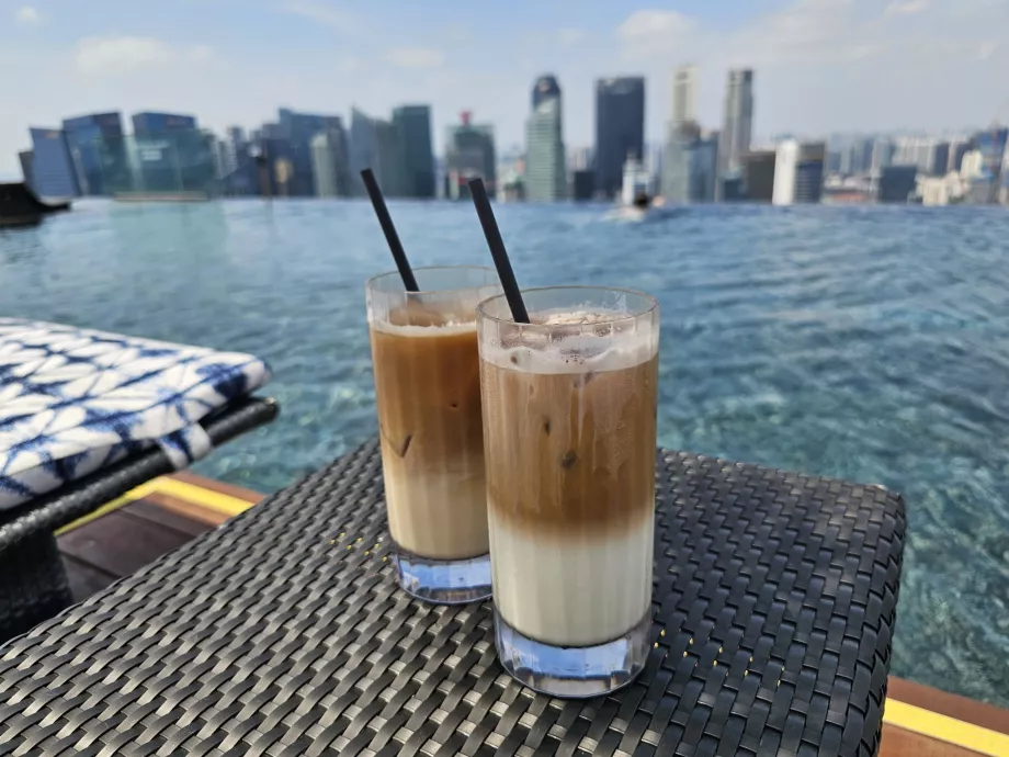 Havuz kenarında kahve