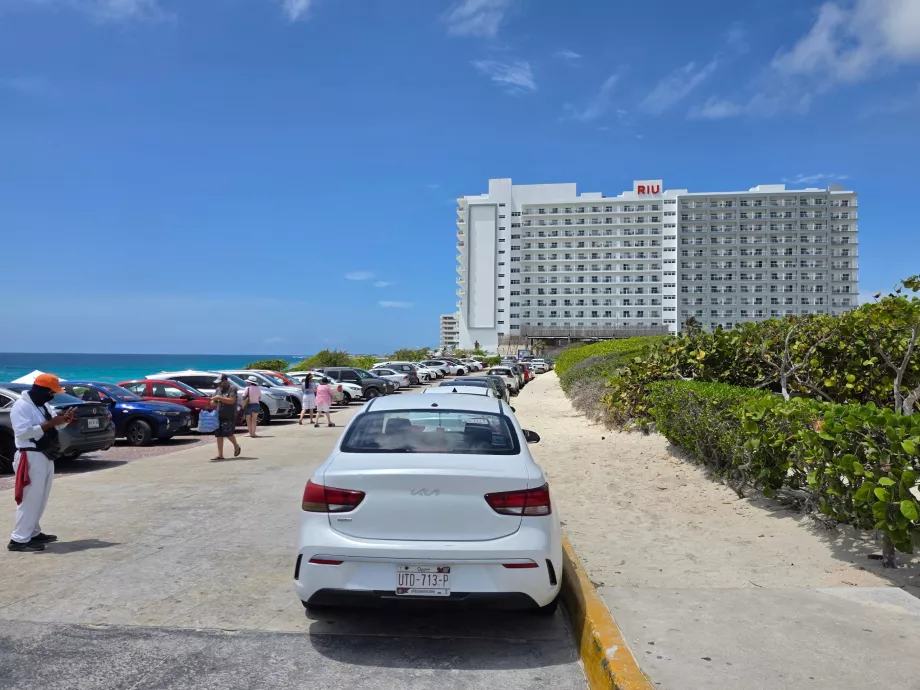 Playa Delfines'te park etme