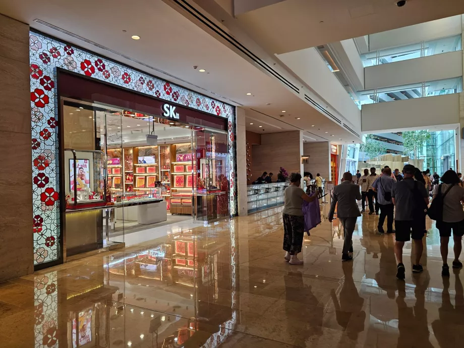 Otel lobisindeki mağazalar