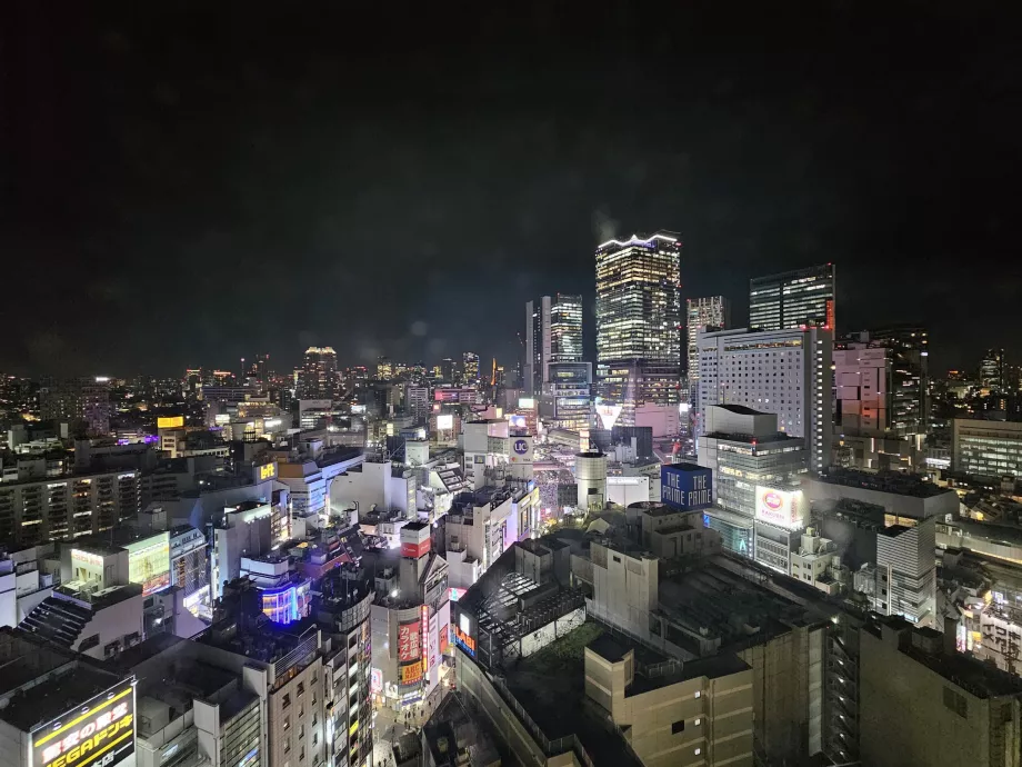 Gece boyunca 18. kattaki odadan manzara