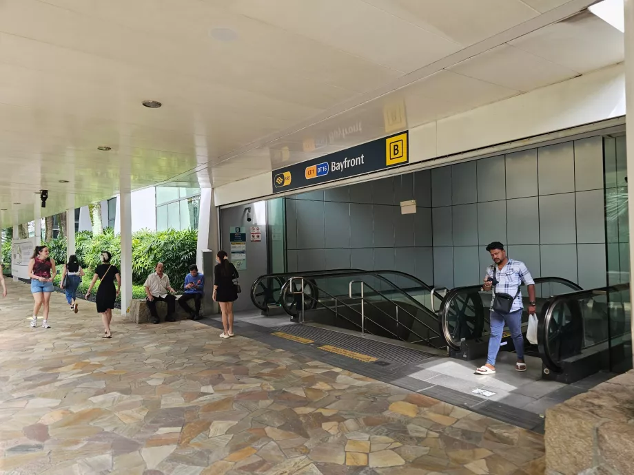 Otelin yakınındaki Bayfront metro istasyonu