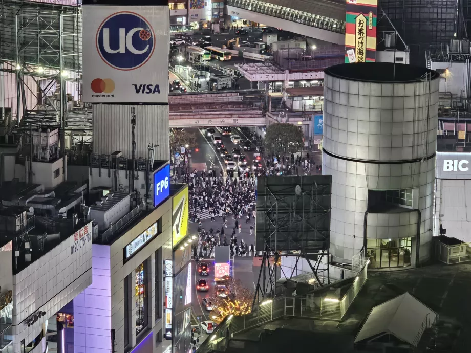 Shibuya kavşağının gece görünümü - yakınlaştırma ile